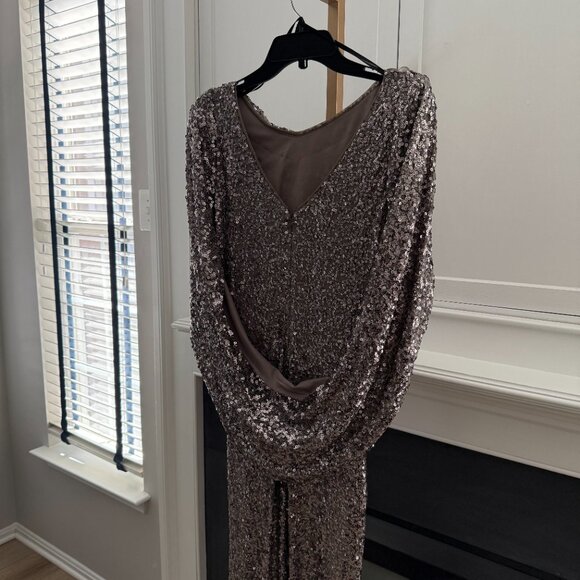 ✨ Betsy & Adam Gunmetal Sequin Gown – Red Carpet Glam ✨ - Picture 4 of 13